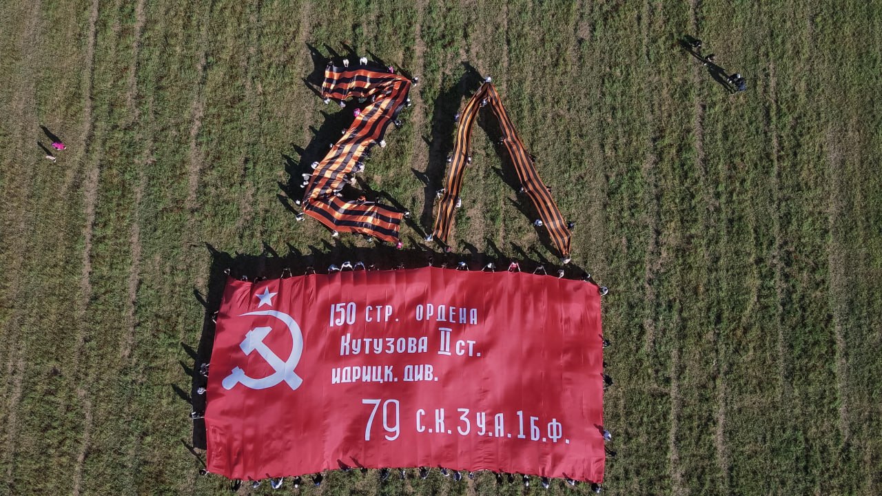 В Дагестане на маковом поле студенты-медики организовали  патриотический  флэшмоб к 78-летию Победы в Великой Отечественной Войне.